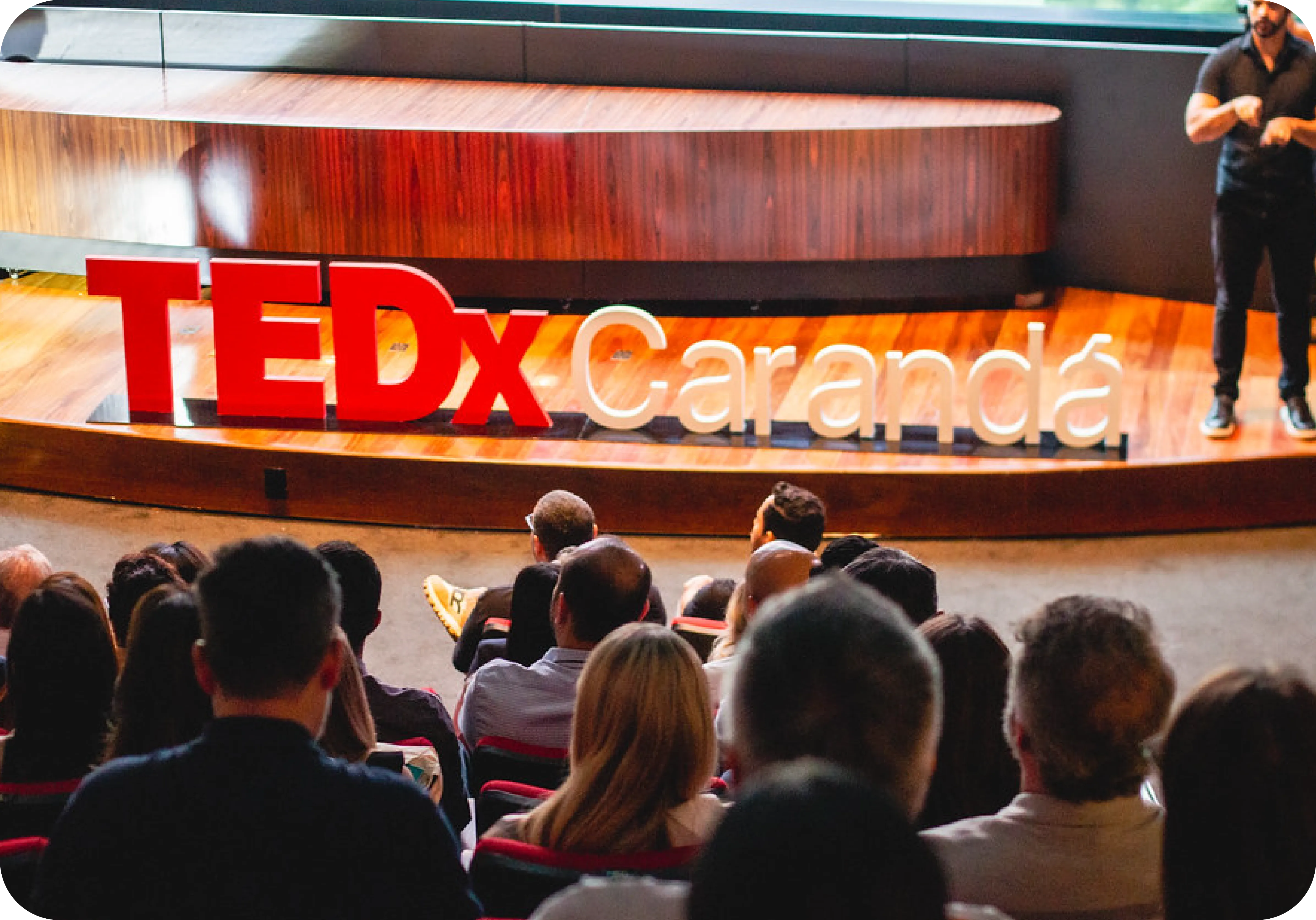 Letreiro TEDxCarandá no palco