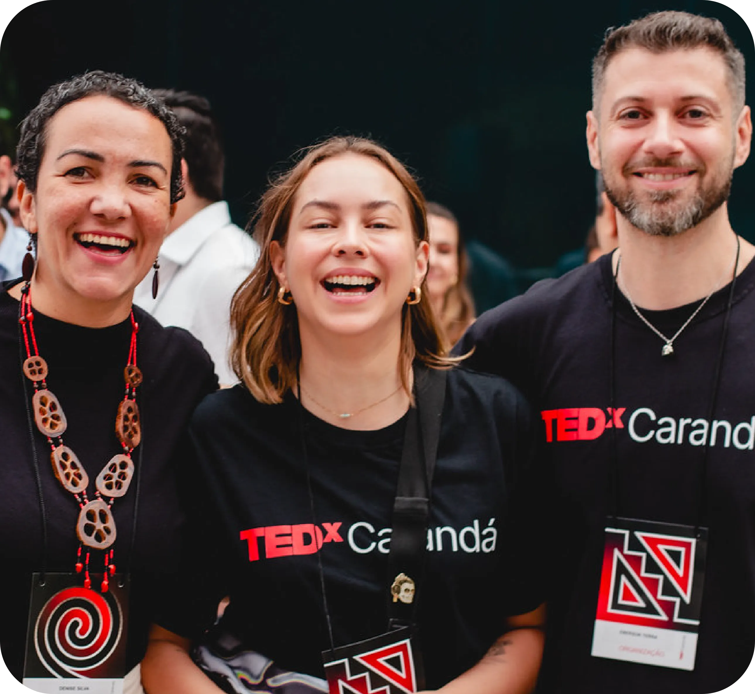 Equipe TEDxCarandá com camisetas do evento